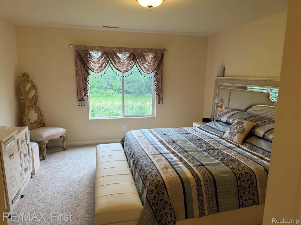 29400 Woodpark Circle Warren City, MI 48092