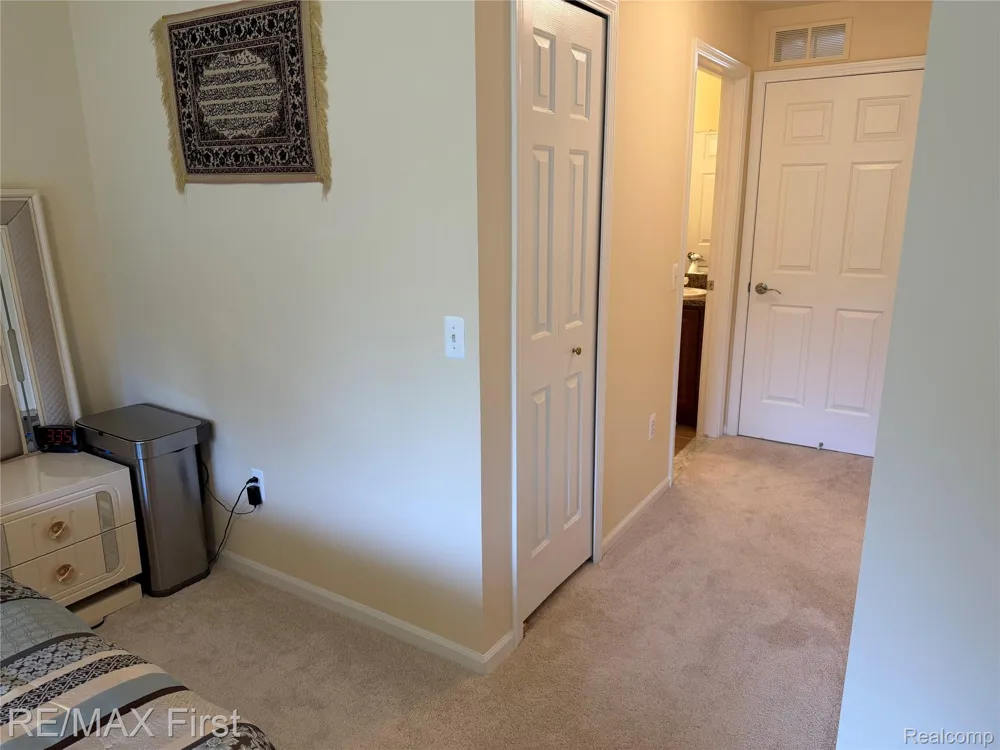 29400 Woodpark Circle Warren City, MI 48092