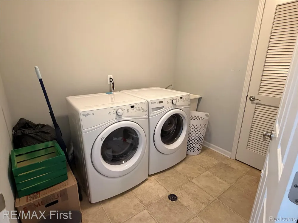 29400 Woodpark Circle Warren City, MI 48092