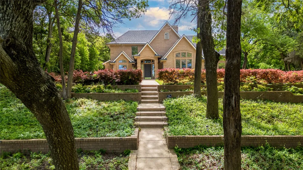 1254 Whispering Oaks Drive DeSoto, TX 75115