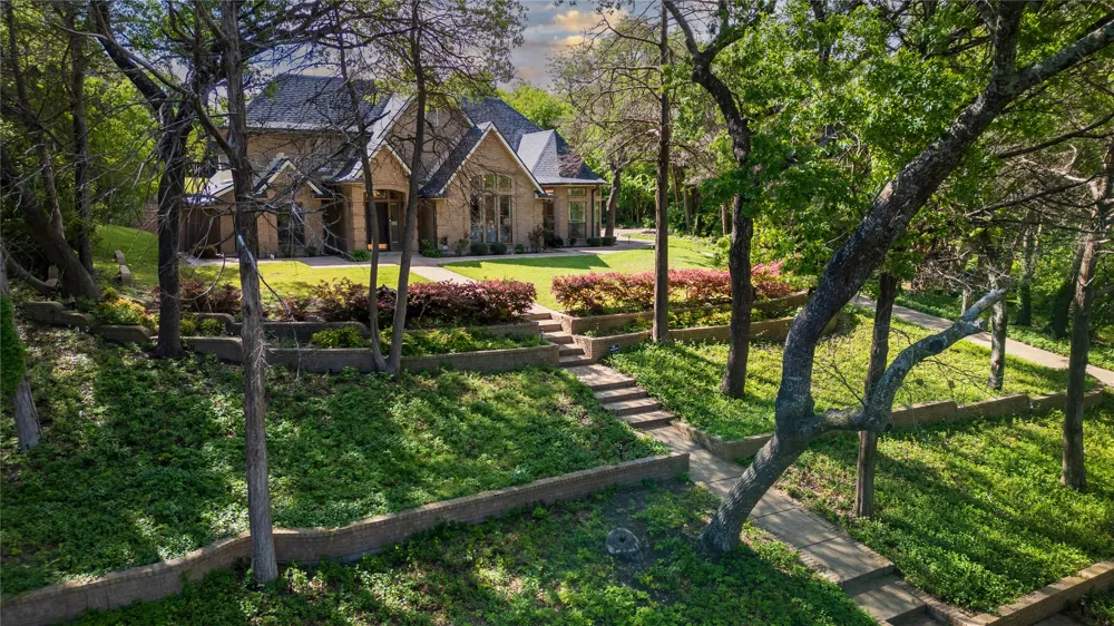 1254 Whispering Oaks Drive DeSoto, TX 75115