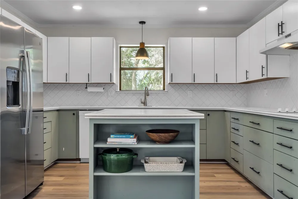 1254 Whispering Oaks Drive DeSoto, TX 75115