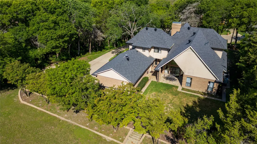 1254 Whispering Oaks Drive DeSoto, TX 75115