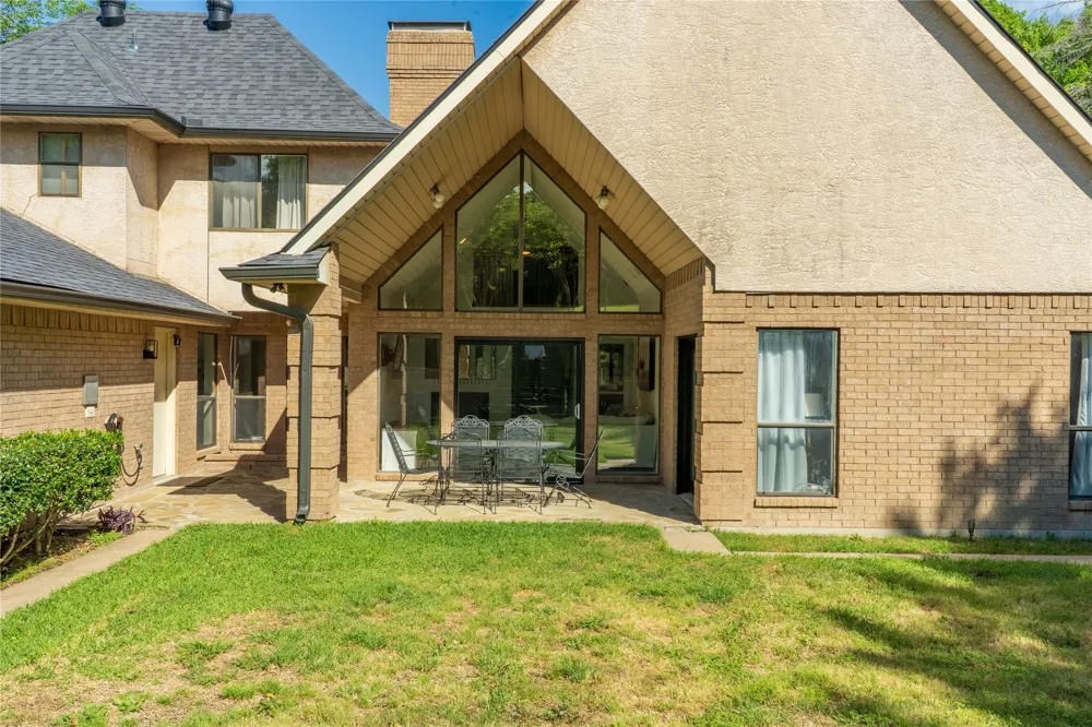 1254 Whispering Oaks Drive DeSoto, TX 75115