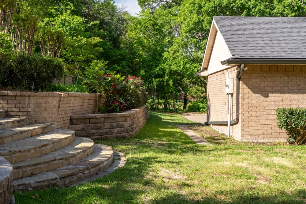 1254 Whispering Oaks Drive DeSoto, TX 75115