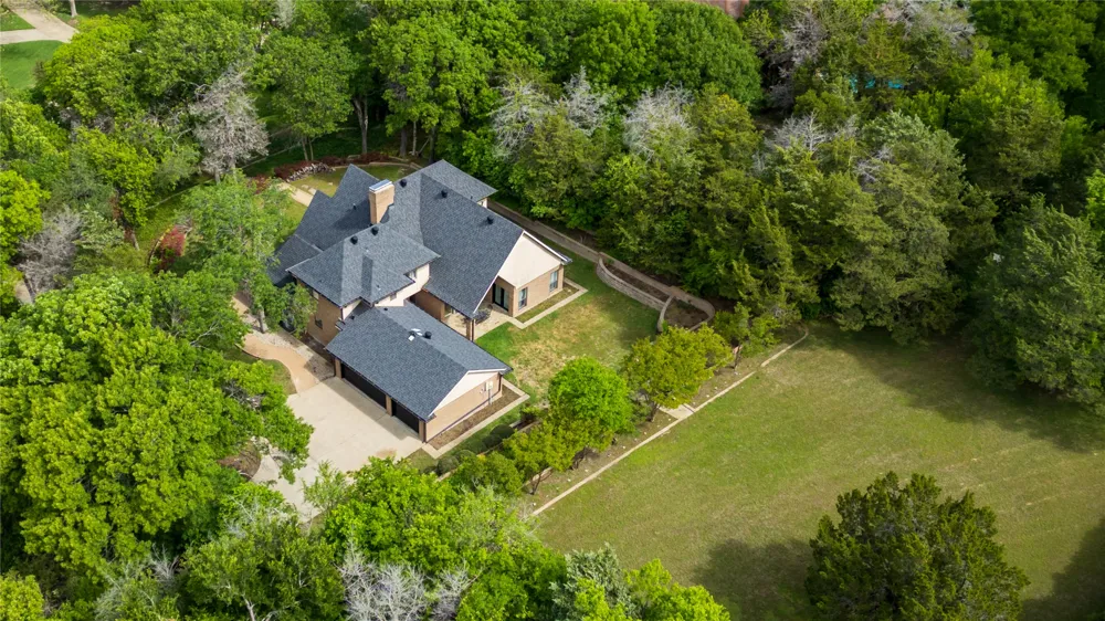 1254 Whispering Oaks Drive DeSoto, TX 75115