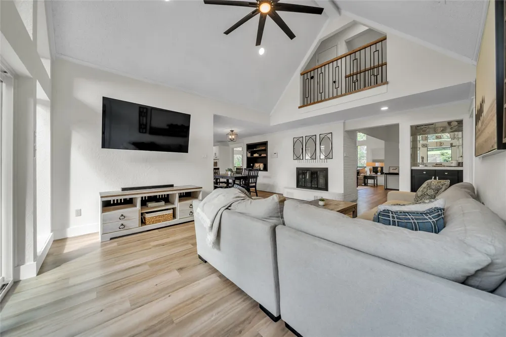 1254 Whispering Oaks Drive DeSoto, TX 75115