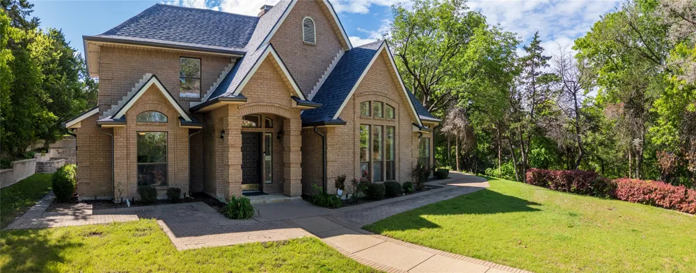 1254 Whispering Oaks Drive DeSoto, TX 75115