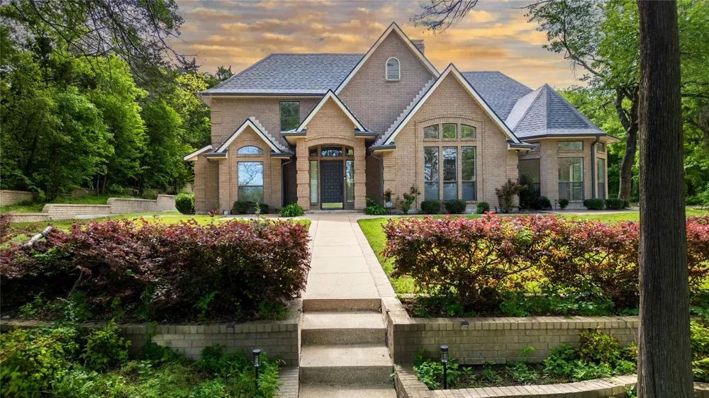 1254 Whispering Oaks Drive DeSoto, TX 75115