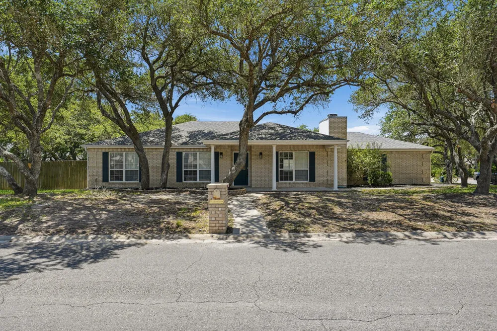 402 Augusta Dr Rockport, TX 78382