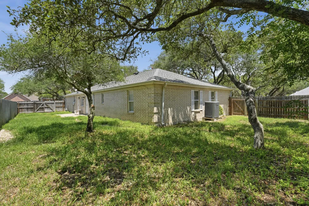 402 Augusta Dr Rockport, TX 78382