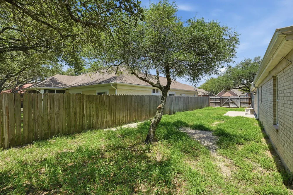 402 Augusta Dr Rockport, TX 78382