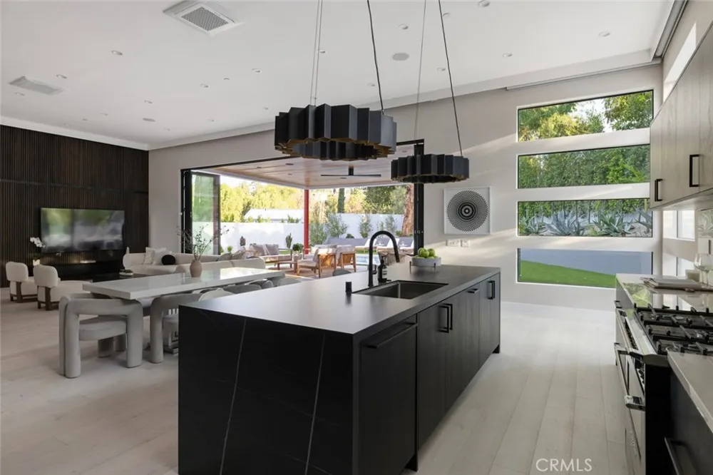 22020 Alizondo Woodland Hills, CA 91364
