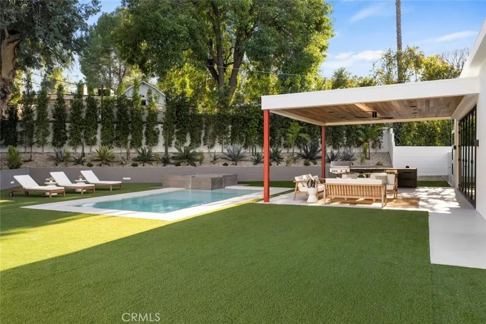22020 Alizondo Woodland Hills, CA 91364