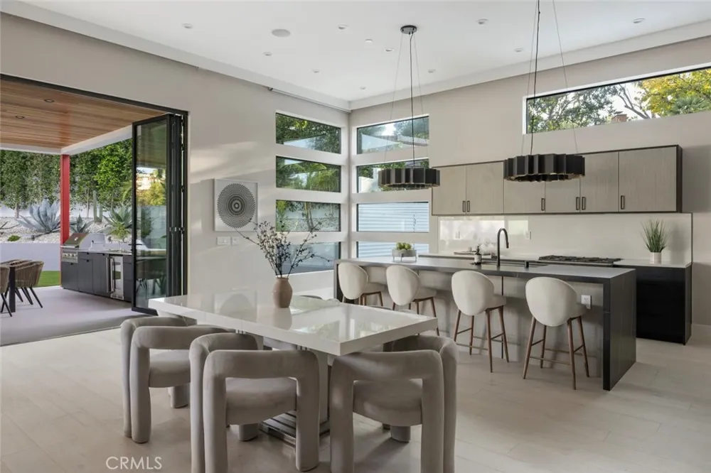 22020 Alizondo Woodland Hills, CA 91364