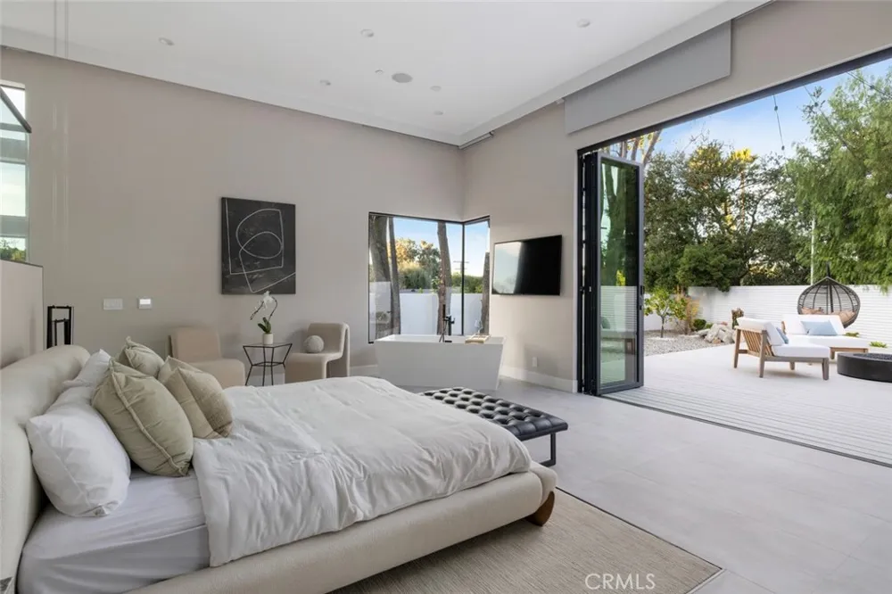 22020 Alizondo Woodland Hills, CA 91364