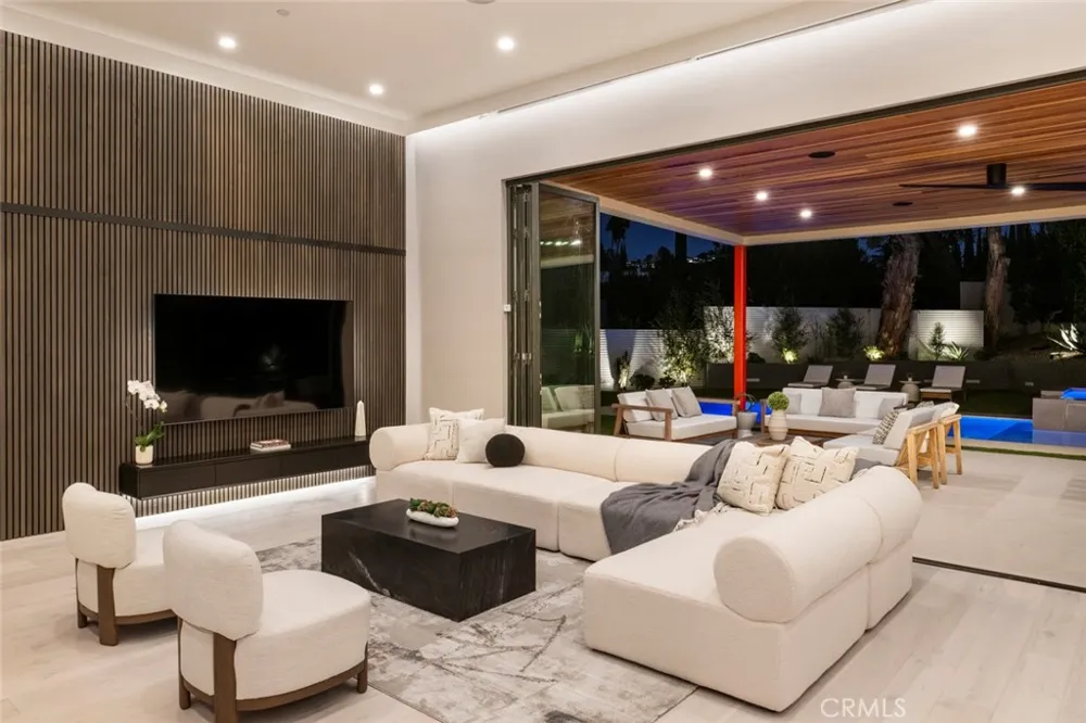 22020 Alizondo Woodland Hills, CA 91364
