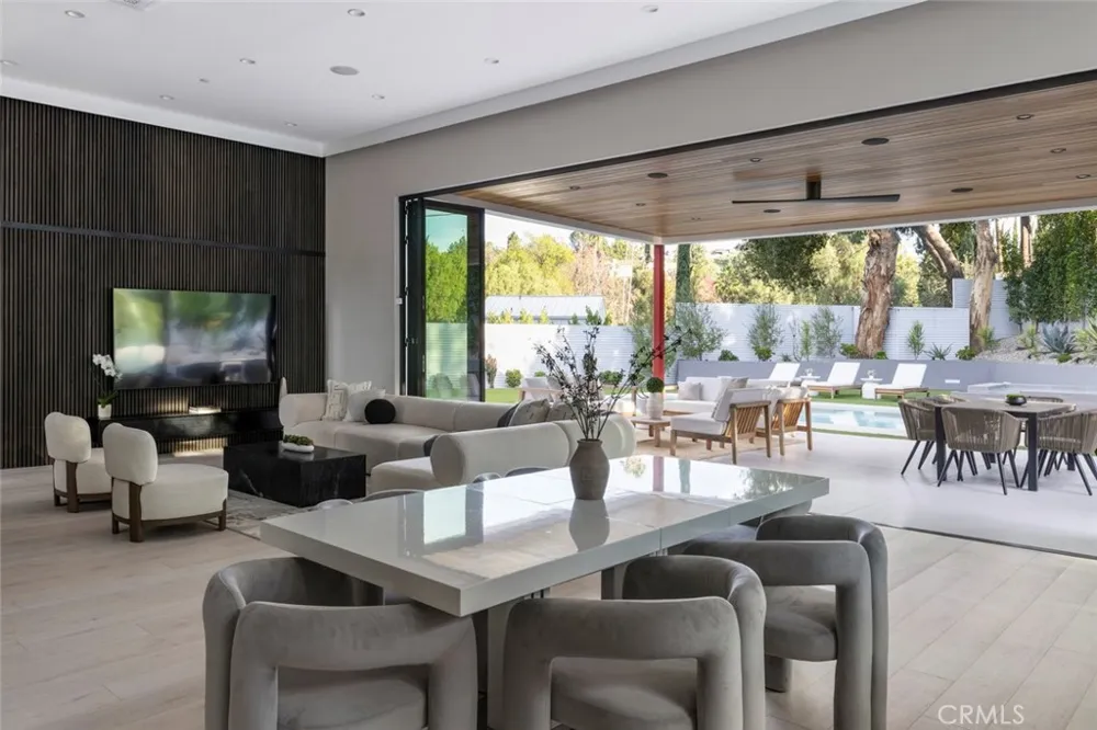 22020 Alizondo Woodland Hills, CA 91364