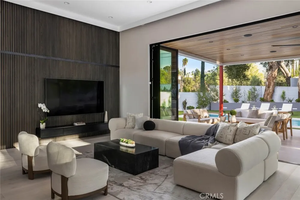 22020 Alizondo Woodland Hills, CA 91364