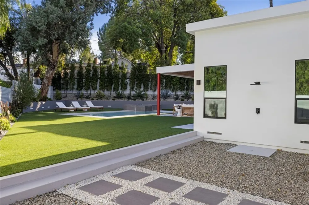 22020 Alizondo Woodland Hills, CA 91364