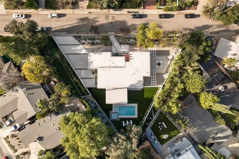 22020 Alizondo Woodland Hills, CA 91364