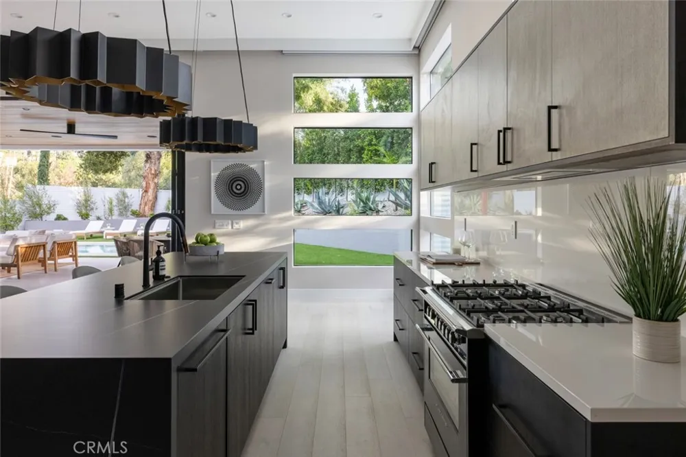 22020 Alizondo Woodland Hills, CA 91364