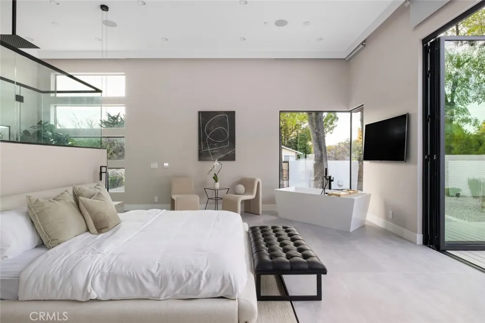 22020 Alizondo Woodland Hills, CA 91364