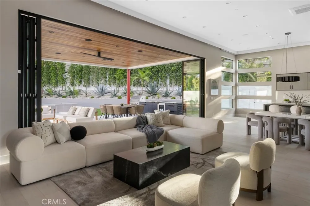 22020 Alizondo Woodland Hills, CA 91364