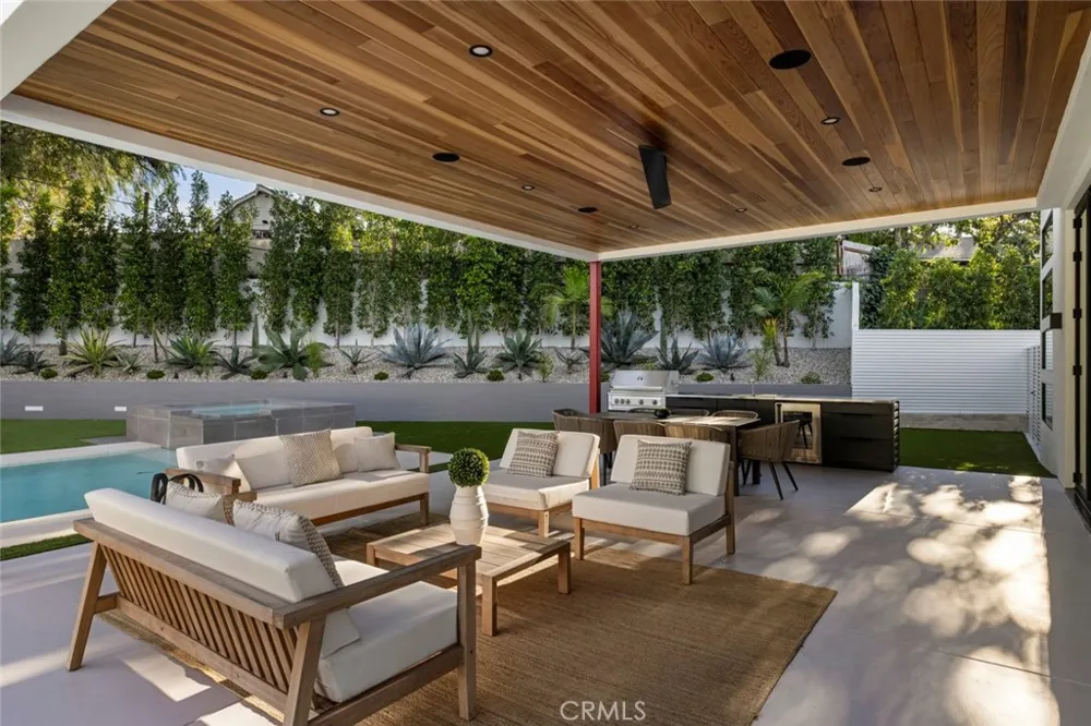 22020 Alizondo Woodland Hills, CA 91364