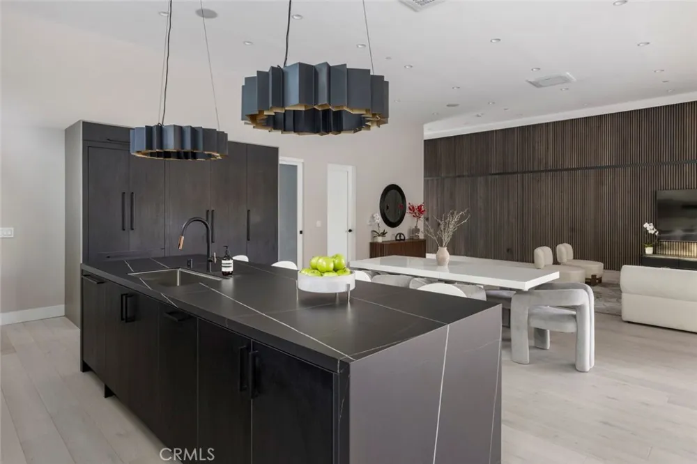 22020 Alizondo Woodland Hills, CA 91364
