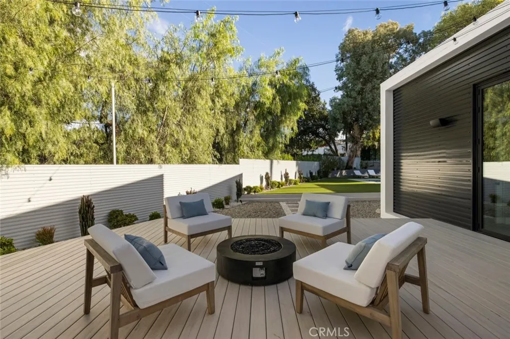 22020 Alizondo Woodland Hills, CA 91364