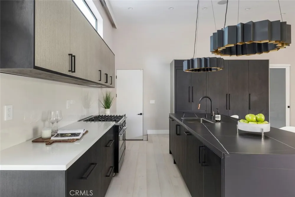 22020 Alizondo Woodland Hills, CA 91364