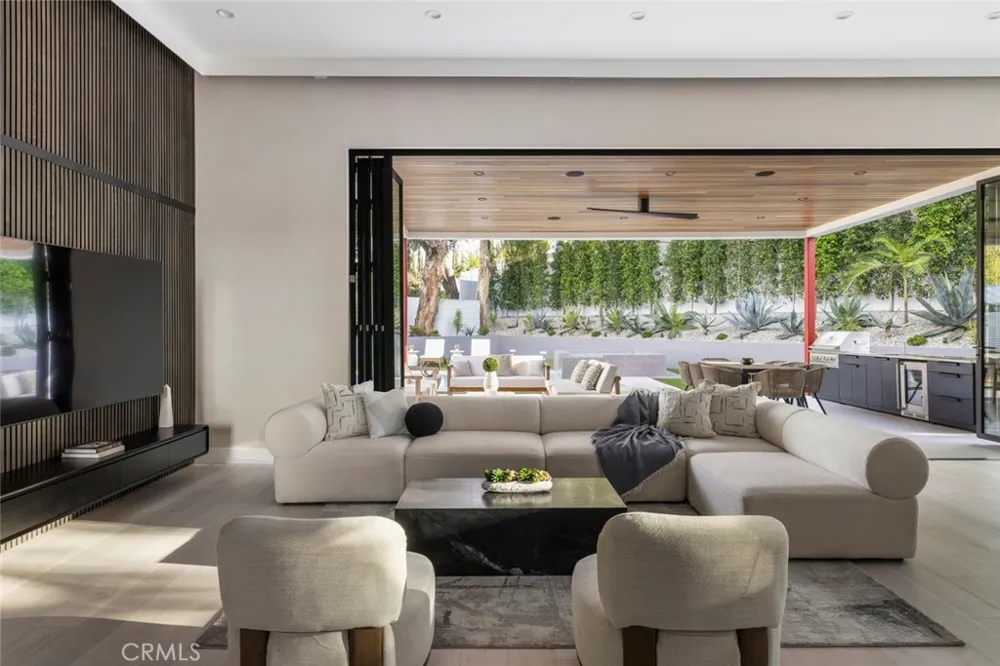 22020 Alizondo Woodland Hills, CA 91364