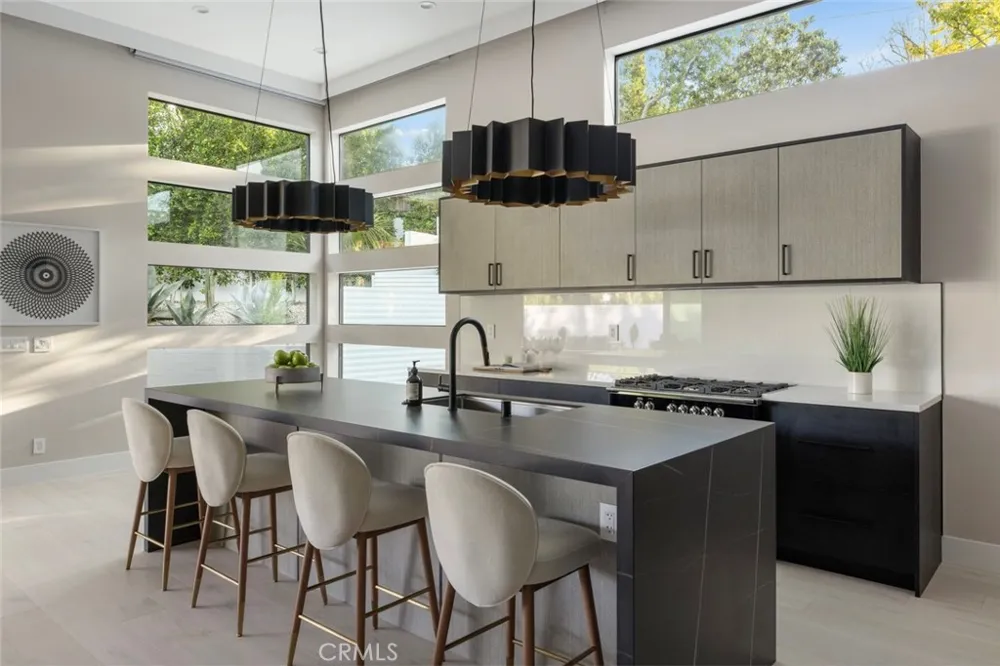 22020 Alizondo Woodland Hills, CA 91364
