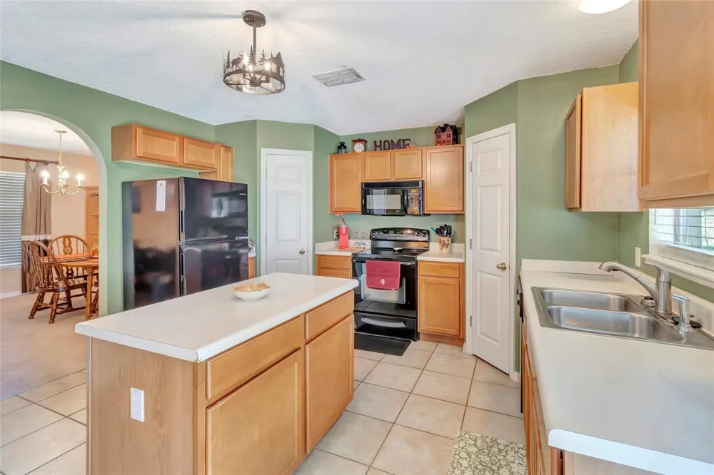 216 TRES REYES LANE Groveland, FL 34736