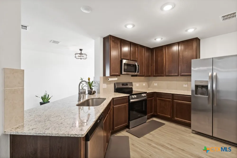 11221 Hollinger Circle Converse, TX 78109
