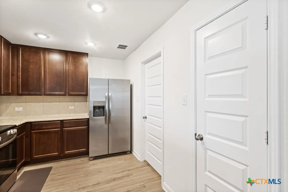 11221 Hollinger Circle Converse, TX 78109