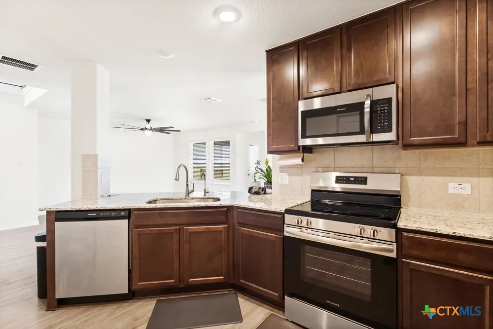 11221 Hollinger Circle Converse, TX 78109