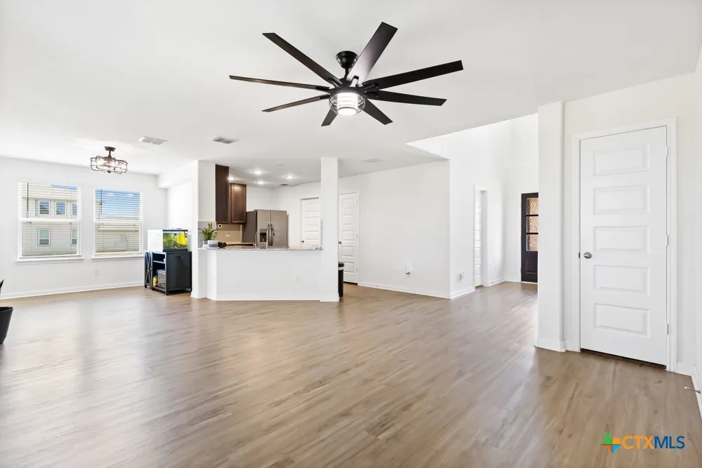 11221 Hollinger Circle Converse, TX 78109