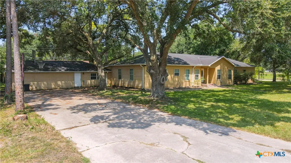 321 Circle Drive Wharton, TX 77488