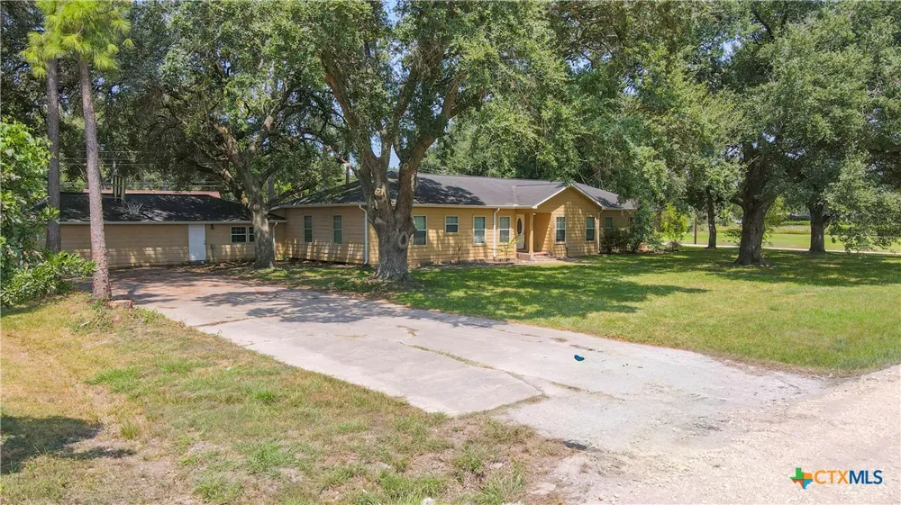 321 Circle Drive Wharton, TX 77488