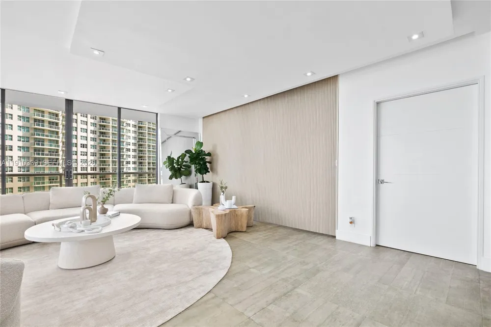 20281 E Country Club Dr #808 Aventura, FL 33180