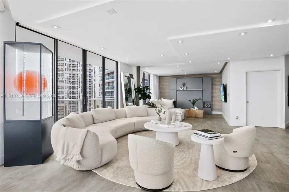 20281 E Country Club Dr #808 Aventura, FL 33180