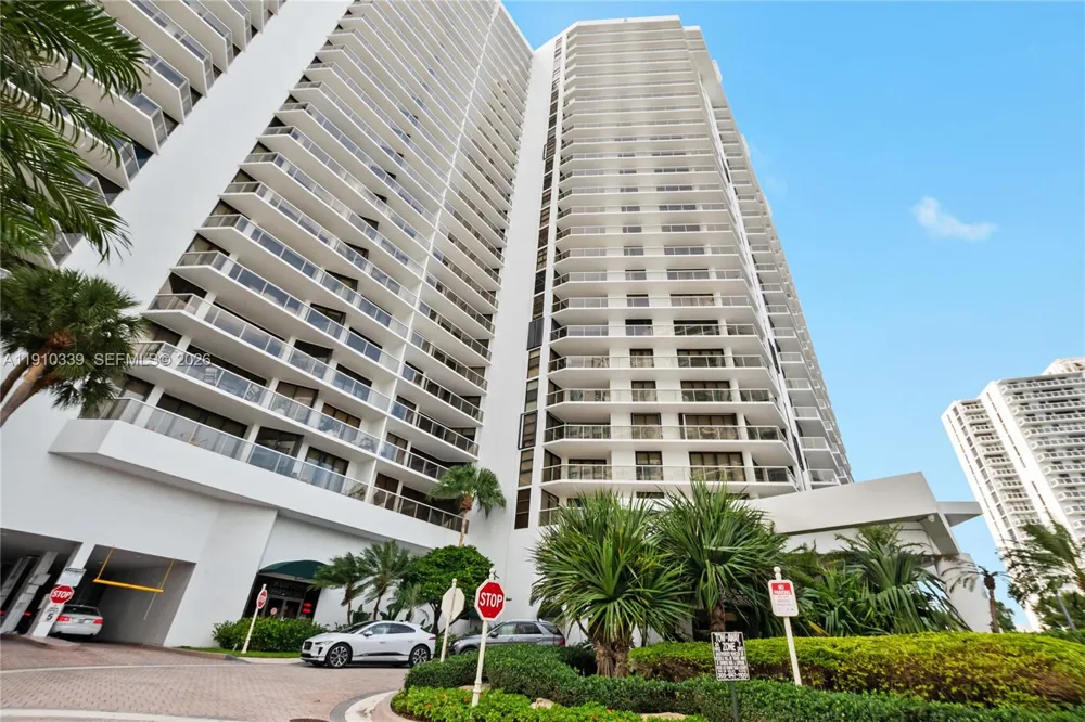 20281 E Country Club Dr #808 Aventura, FL 33180