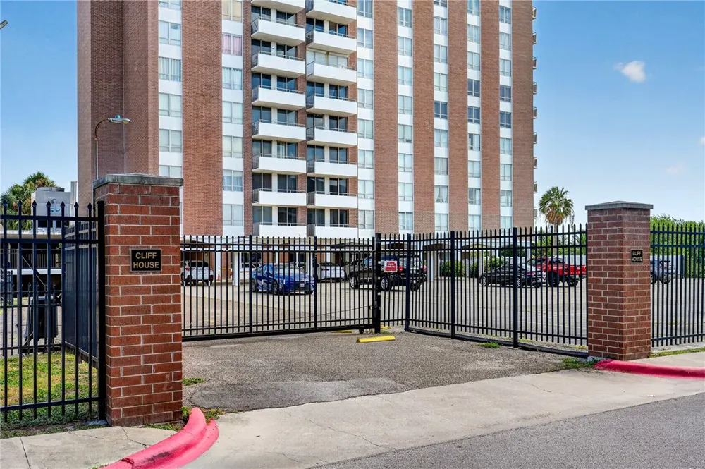 715 S Upper Broadway Street #903 Corpus Christi, TX 78401
