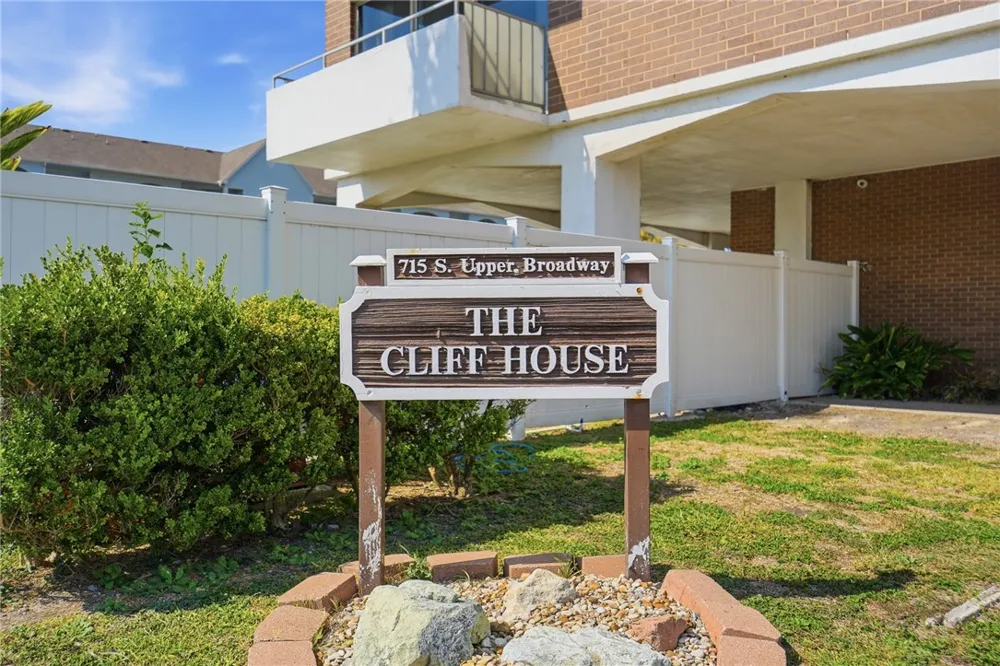 715 S Upper Broadway Street #903 Corpus Christi, TX 78401