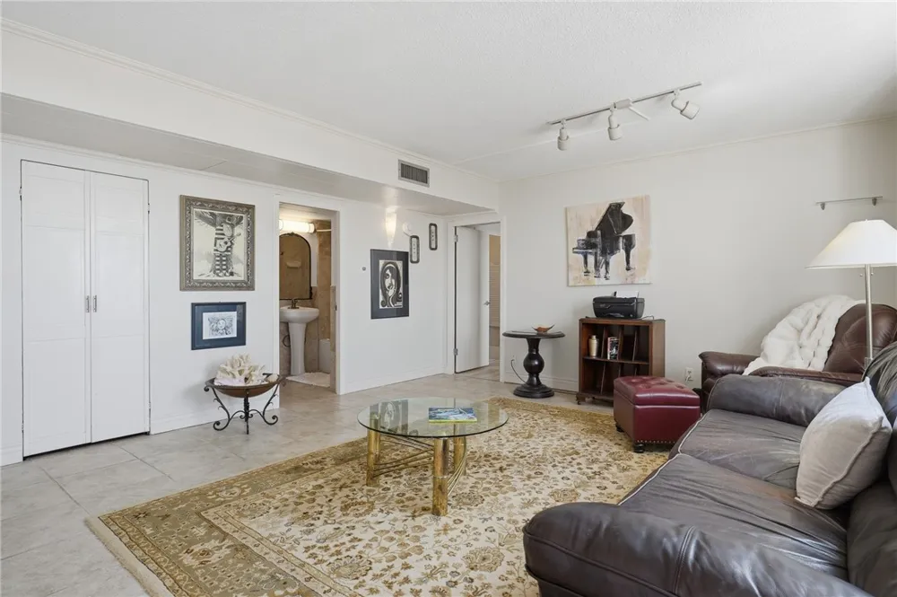 715 S Upper Broadway Street #903 Corpus Christi, TX 78401