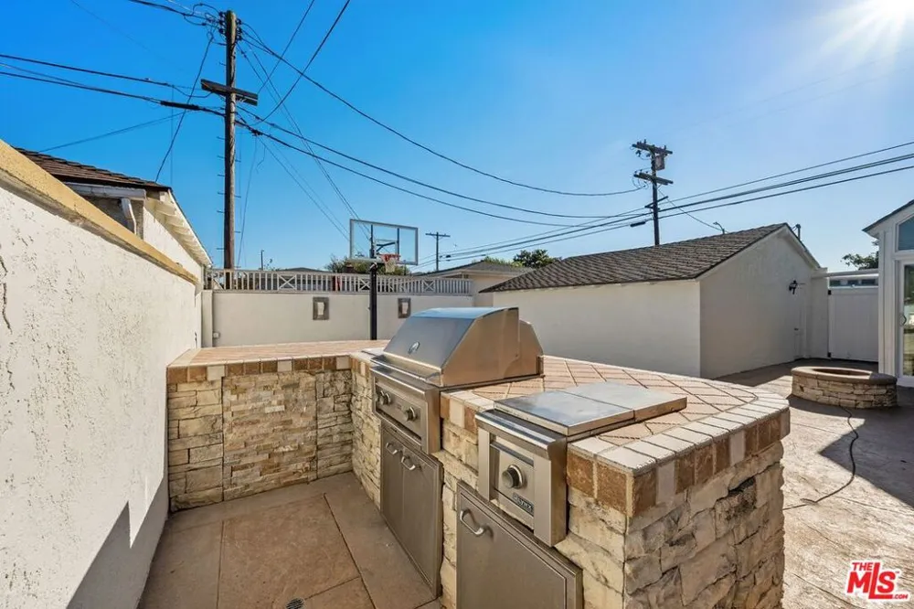 6322 W 78TH PLACE Los Angeles, CA 90045