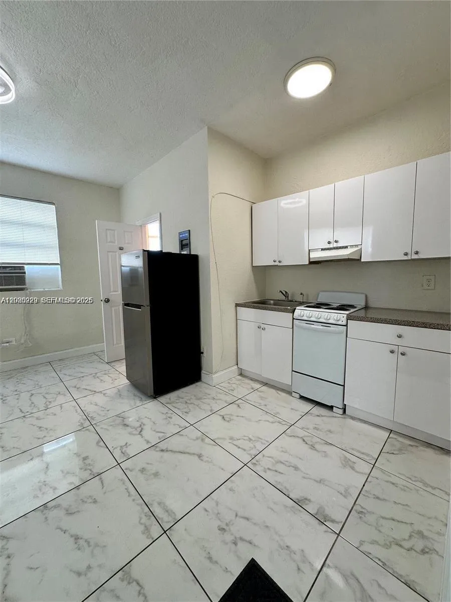 912 NW 9th Ave #8 Hallandale Beach, FL 33009