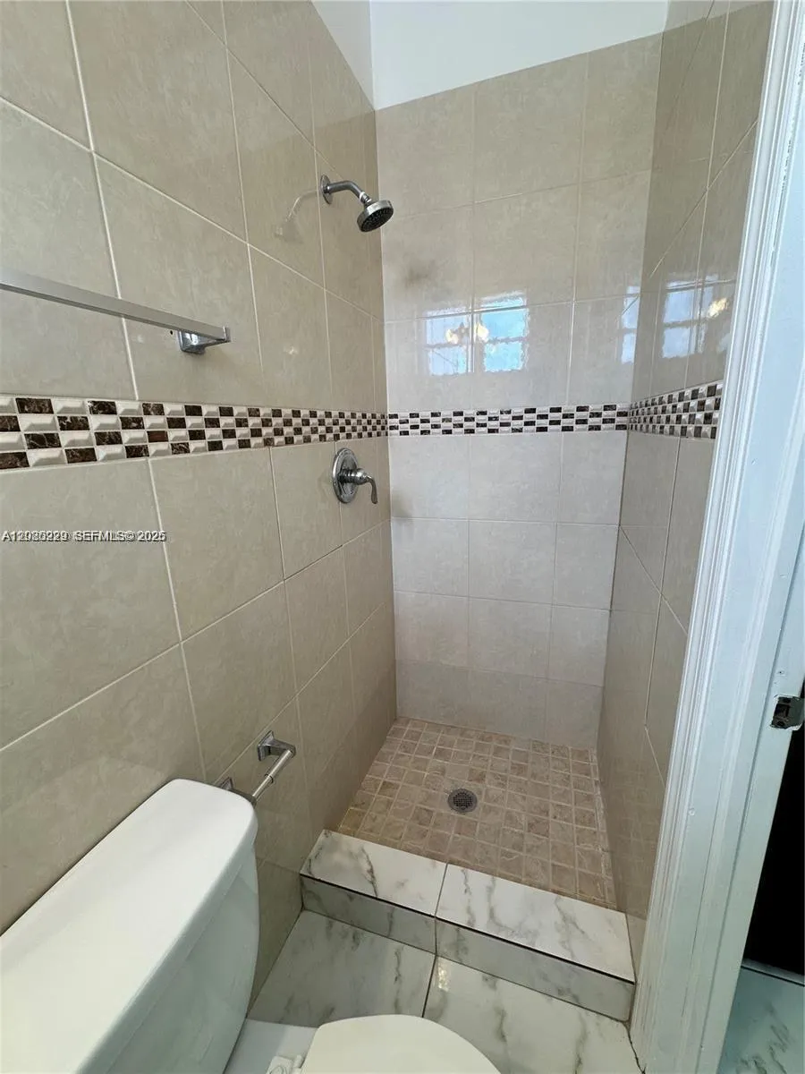 912 NW 9th Ave #8 Hallandale Beach, FL 33009